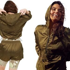 NWOT Offline by Aerie Olive Green Packable Windbreaker Jacket Medium Gorpcore